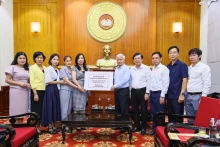 越南外交部副部长黎氏秋姮向越南祖国阵线中央委员会主席杜文战移交旅居俄罗斯为国内受灾群众的捐款。（图片来源：年轻人报）