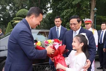 首都河内儿童送鲜花欢迎柬埔寨首相洪玛奈对越南进行正式访问。（图片来源：越通社）