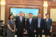 胡志明市人民委员会副主席裴春强会见法语国家国际组织驻河内亚太办事处首席代表埃德加·多里格。