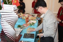 4月20日，由俄罗斯越南学生会“越俄一环”志愿者俱乐部在莫斯科成功举办了以“扎根大地·沐浴阳光·奋力向上”为主题的2025年“幼芽书展”。（图片来源：越通社）
