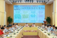 4月18日在芹苴市工贸部门2025年第一季度总结和部署第二季度任务会议场景。（图片来源：越通社）