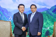 越南政府总理范明正会见老挝政府副总理兼外交部长沙伦塞·贡马西