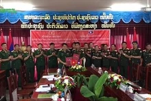 越南奠边省军事指挥部与琅勃拉邦省军事指挥部签署合作备忘录场景（图片来源：人民军队报）