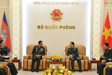 越南国防部部长潘文江大将会见柬埔寨退伍军人协会秘书长官金大将。