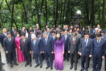 越共中央总书记、国家主席苏林和夫人及越南代表团缅怀范鸿泰烈士。（图片来源：越通社）