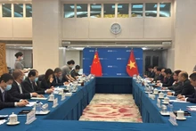 越南工贸部部长阮鸿延于6月28日与中国商务部部长王文涛举行双边会谈。