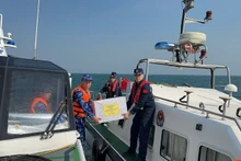 越南海警与中国海警在联合巡逻结束后互相赠送礼物。（图片来源：越通社）