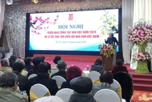 越南作家协会主席阮光韶在会上发表讲话。