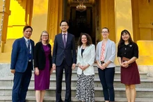 越南外交部副部长杜雄越与美国驻联合国人权理事会大使米歇尔·泰勒合影留念。（图片来源：越通社）
