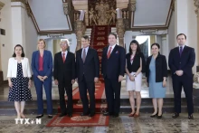 双方代表合影。（图片来源：越通社）