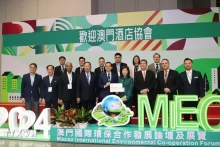 各位代表在开幕式上合影。（图片来源：越通社）