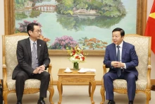 越南政府副总理陈红河会见了日本国际协力银行国家执行董事谷本正幸。（图片来源：越通社）