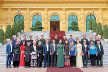 越南国家副主席武氏映春和老街省少数民族模范代表合影。（图片来源：老街报网）