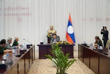 老挝人民革命党中央委员会总书记、国家主席通伦·西苏里会见援老越南专家和志愿军代表团。（图片来源：越通社）