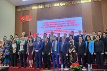 各位代表合影。（图片来源：新河内报）