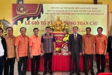 出席在乌隆府举行的雄王祭祖仪式的各位代表合影。