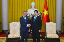 越南国家主席梁强和老挝外交部长通沙万·丰威汉。