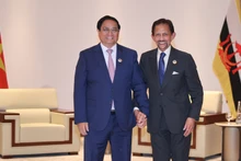 越南政府总理范明正与莱苏丹哈吉·哈桑纳尔·博尔基亚。（图片来源：baochinhphu.vn）