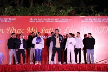 在越南古巴留学生参加交流活动。（图片来源：baomoi.com）