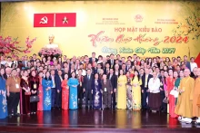 国家领导和侨胞出席2024年家乡之春活动。