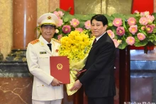 越南国家主席向黎国雄同志授予晋升上将军衔的决定。