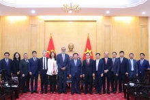 双方代表合影。（图片来源：越通社）
