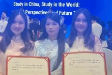 北京师范大学越南留学生阮玄英（右）荣获奖项。