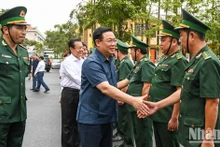 国会主席王廷惠和安江省边防部队指挥部干部。