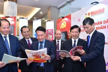 各位代表参观《人民报》的展位。