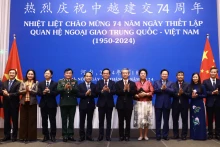 越南政府副总理陈流光和各位代表出席活动。（图片来源：越通社）