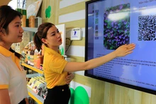 电子商务平台员工介绍山罗省产品。