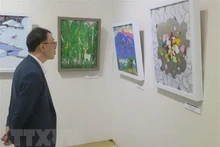 韩国游客参观展会。（图片来源：越通社）