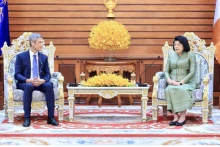柬埔寨王国国会主席莫哈•拉萨菲•昆索达莉亲王会见越南驻柬埔寨大使阮明宇。