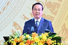 国家主席武文赏在颁奖典礼上发表讲话。