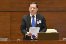 黄成达部长回答国会代表的提问。（图片来源：国会官网）