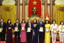 越南国家代主席武氏映春向优秀医务人员赠送胡伯伯画像。（图片来源：CPV）