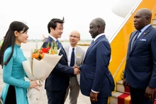 科特迪瓦国民议会议长阿达马·比克多戈抵达河内内排机场。（图片来源：国会官网）
