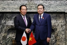越南国会主席陈青敏和日本众议院议长额贺福志郎。（图片来源：qdnd.vn）