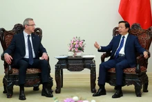 越南政府副总理陈红河会见俄罗斯联邦卡卢加州州长。（图片来源：VGP）