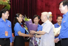 阮富仲总书记和模范青年党员。（图片来源：thanhdoan.hochiminhcity.gov.vn）
