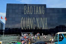 附图：众多人前来参观广宁博物馆。