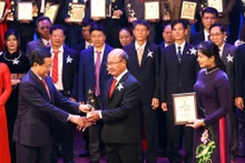 黎明慨副总理向合作社代表颁发奖项。（图片来源：baochinhphu.vn）