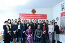 双方代表合影。（图片来源：越通社）