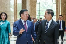 河内市市委书记丁进勇会见老挝建国阵线中央委员会主席辛拉冯·库派吞。