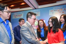 越南新闻工作者协会主席黎国明和各位代表。
