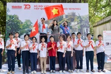 巴亭郡阮公著初中学校和龙边郡玉瑞初中学校学生拍纪念照。