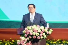 范明正总理在会议上发表讲话。