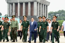 越南政府总理范明正考察胡志明主席陵定期维修与保养工作结果。