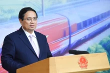 范明正总理在会议上发表讲话。