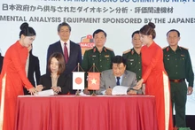 “接受由日本援助的二恶英和环境分析设备项目”的设备交接仪式。（图片来源：qdnd.vn）